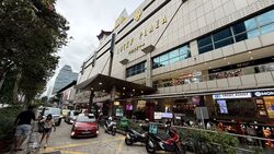 Lucky Plaza (D9), Retail #561793691